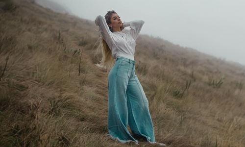 Women-wearing-white-top-and-blue-jeans