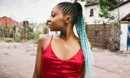 Woman-with-blue-hair-extensions