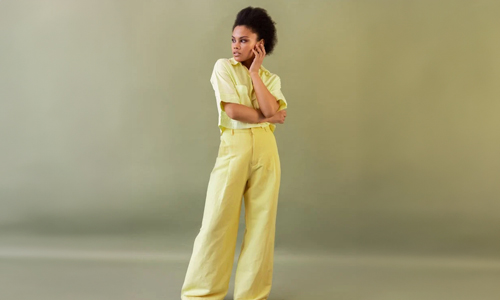 Women-in-full-yellow-attire