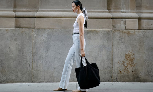 Women-carrying--black-bag