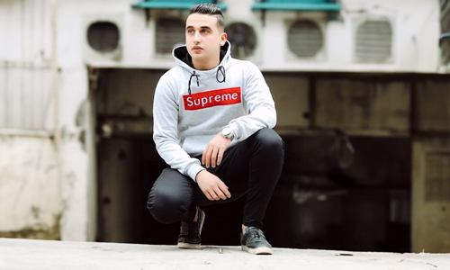 Man-wearing-supreme-hoodie