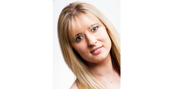 Women-in-blonde-hair-fringe