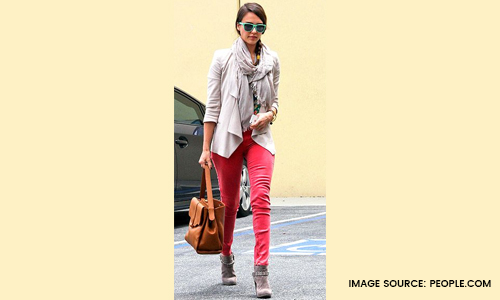 Jessica-Alba-wearing-scarf