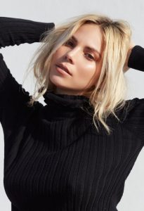 Woman-in-blonde-hair