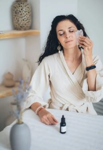 Woman-using-gua-sha-on-her-cheeks