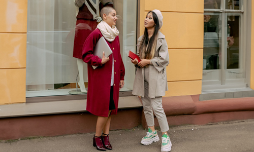 Two-women-having-a-conversation
