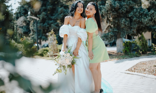 Women-posing-with-bride