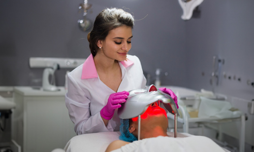 Woman-undergoing-red-light-therapy