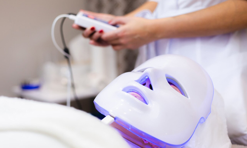 woman-with-LED-face-mask