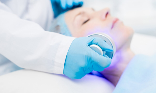 blue-light-therapy-on-face