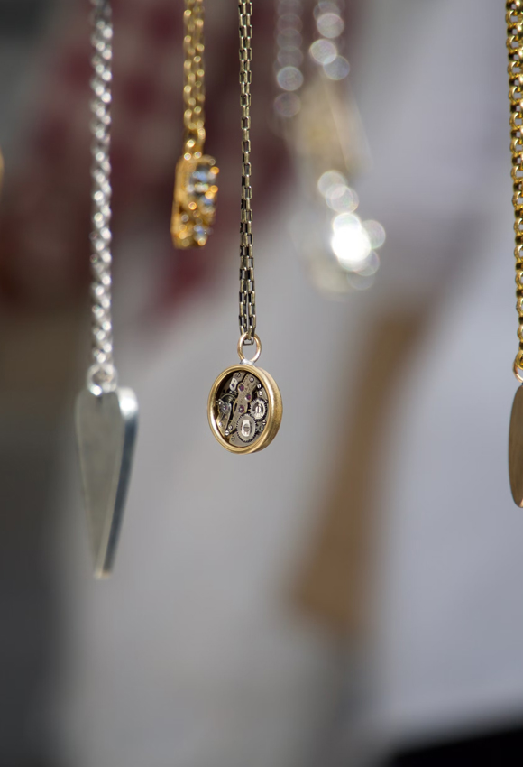 Gold, Silver, or Mixed Metals? How to Choose Your Winter Jewelry Palette