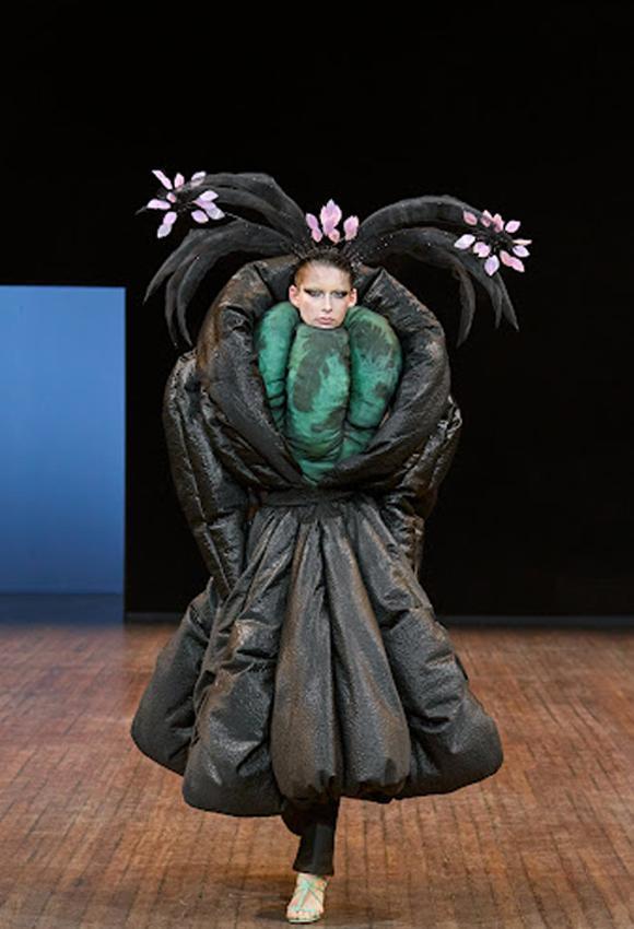 A Bold Dialogue of Opposites: Viktor&Rolf Couture Fall Winter 2025