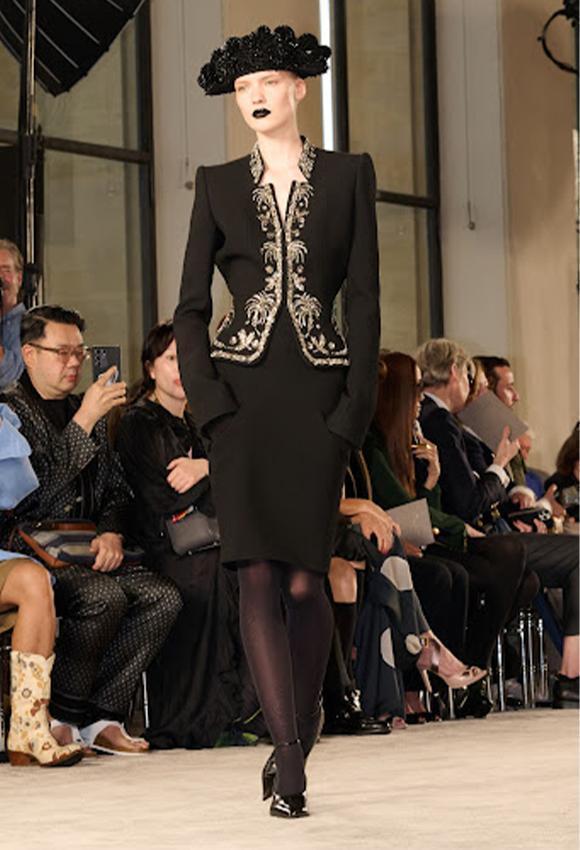 Schiaparelli Fall-Winter 2025/2026: A Monochrome Ode to Surrealist Elegance