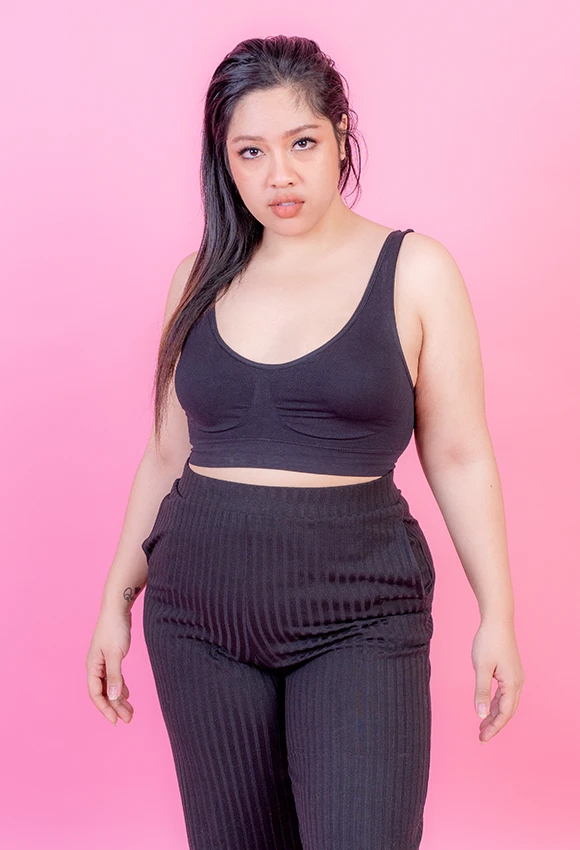 The Most Flattering Tops for a Pear-Shaped Body With Belly Fat