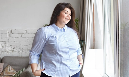 woman wearing the pant waistband to cover the belly